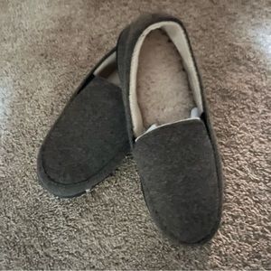 Isotoner mens brown slippers size 8-9, 39/40